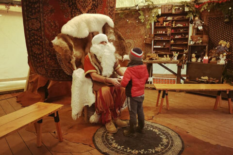 Rencontrez le père Noël au pays des rennes.