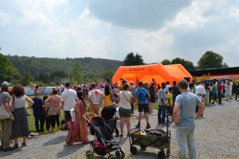 Festival d'été et bols tibétain à Radhadesh ce mois-ci