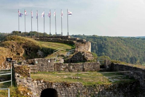 Marche aux flambeaux et festivités au Château Fort de Logne.